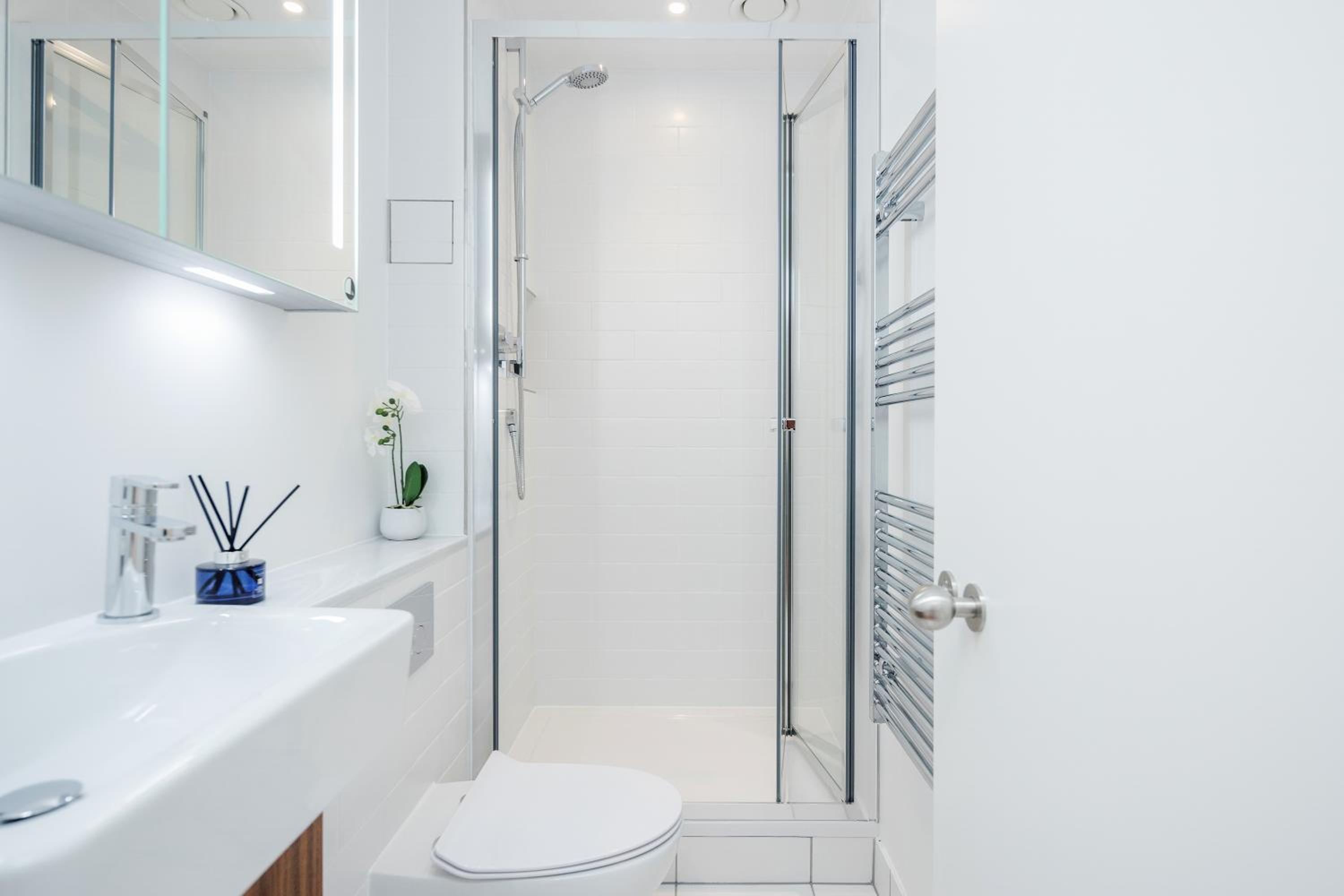 Luxury Central Mayfair Townhouse with A/C 3BR 3BA