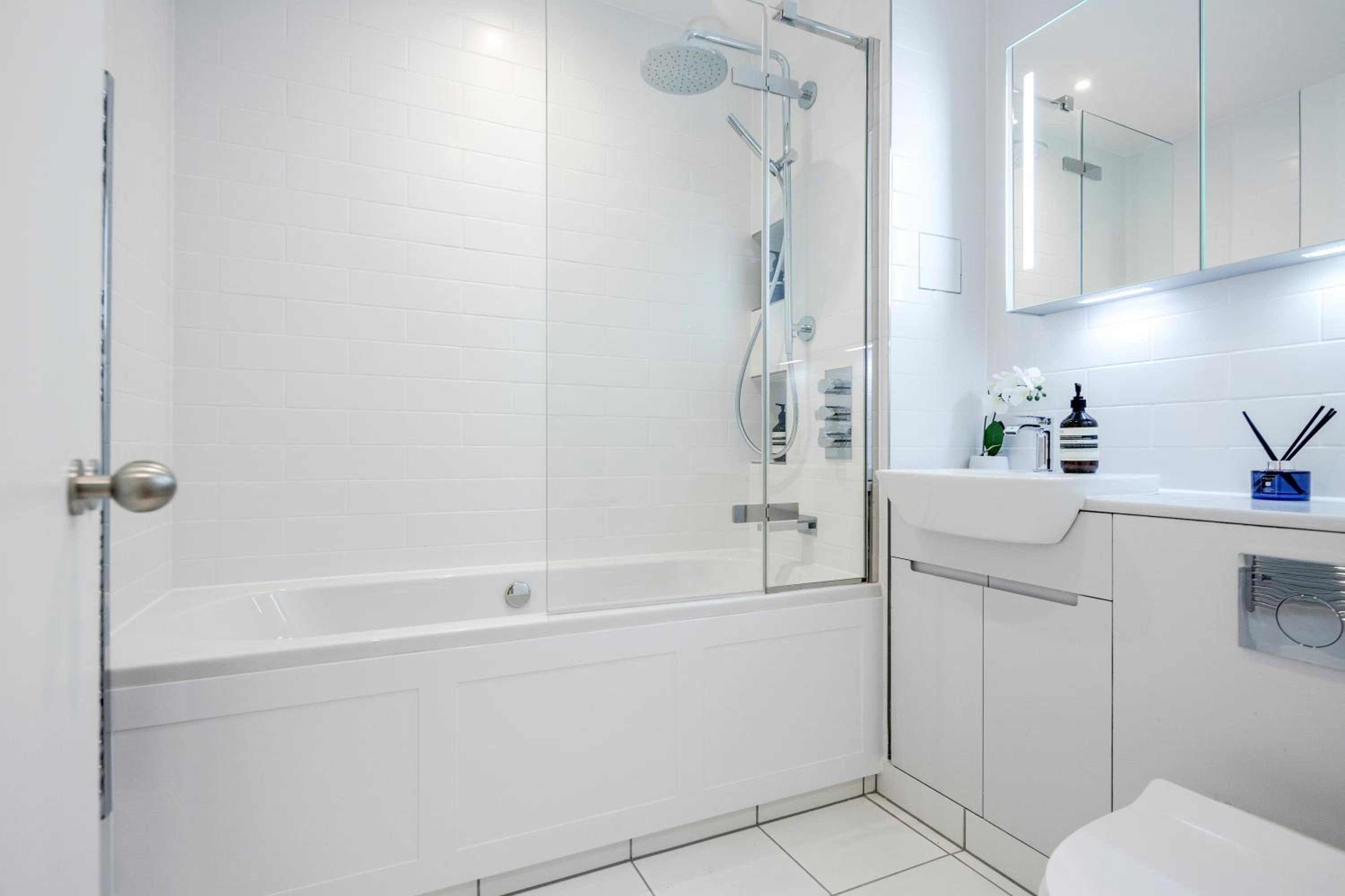 Luxury Central Mayfair Townhouse with A/C 3BR 3BA