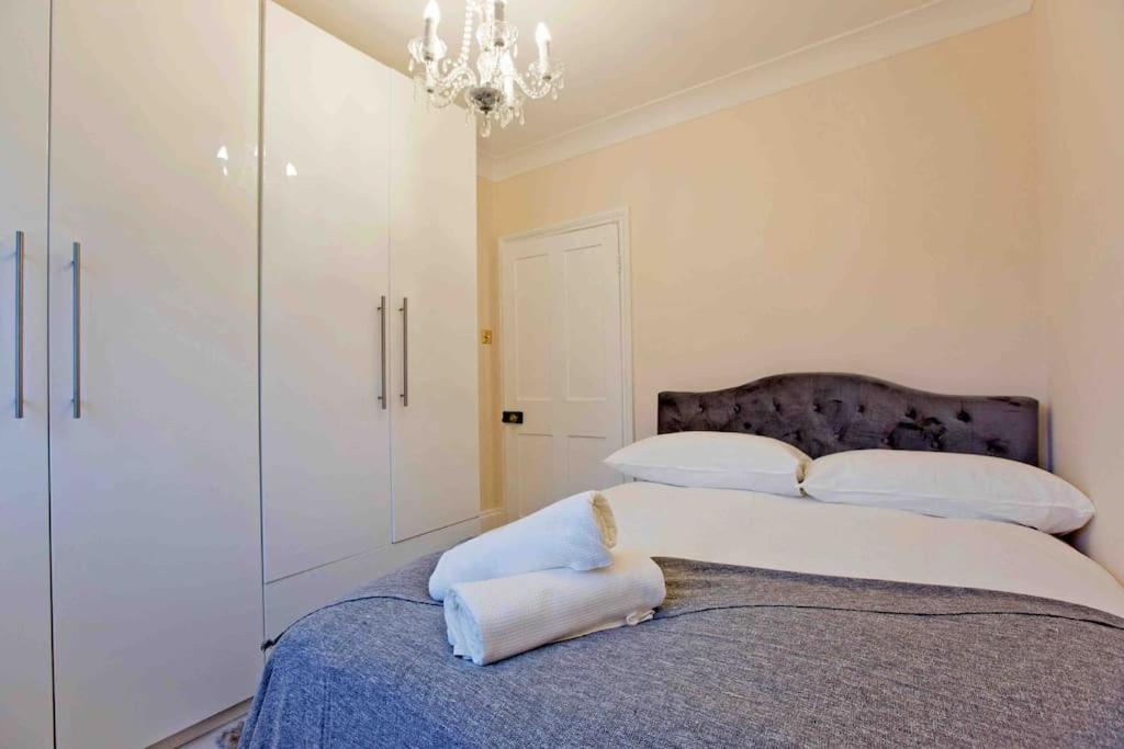 Beautiful Iconic 4 Bedroom House by Regents Park view 3