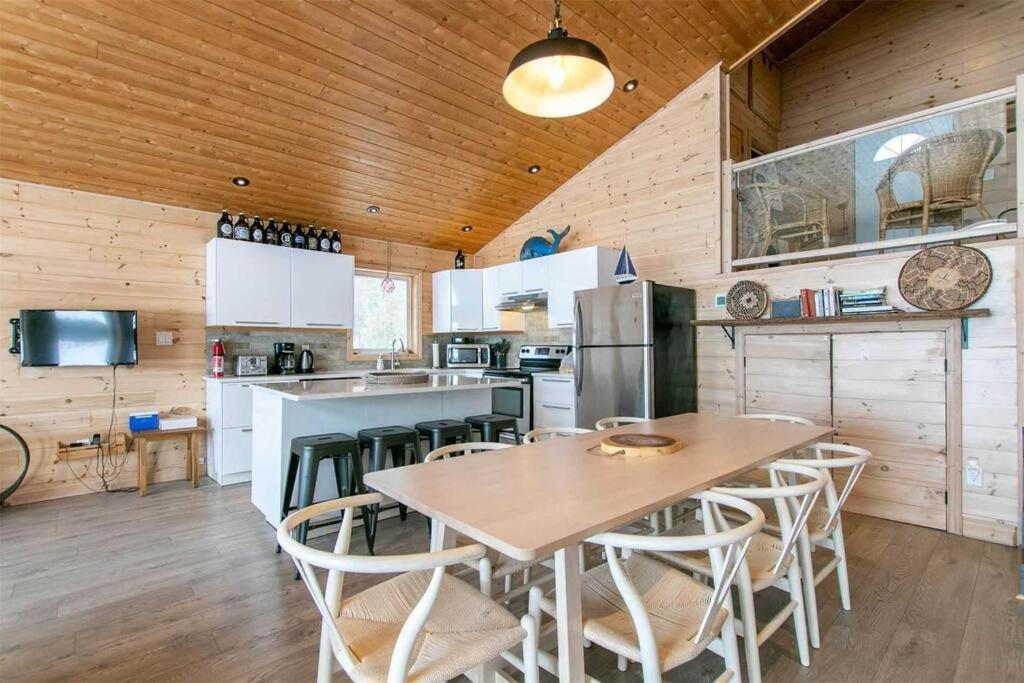 **WATERFRONT**BEAUTIFUL MODERN TOBERMORY COTTAGE