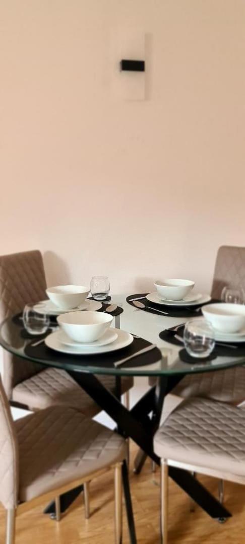 Lovely 2 bedroom Flat with Free Parking view 4