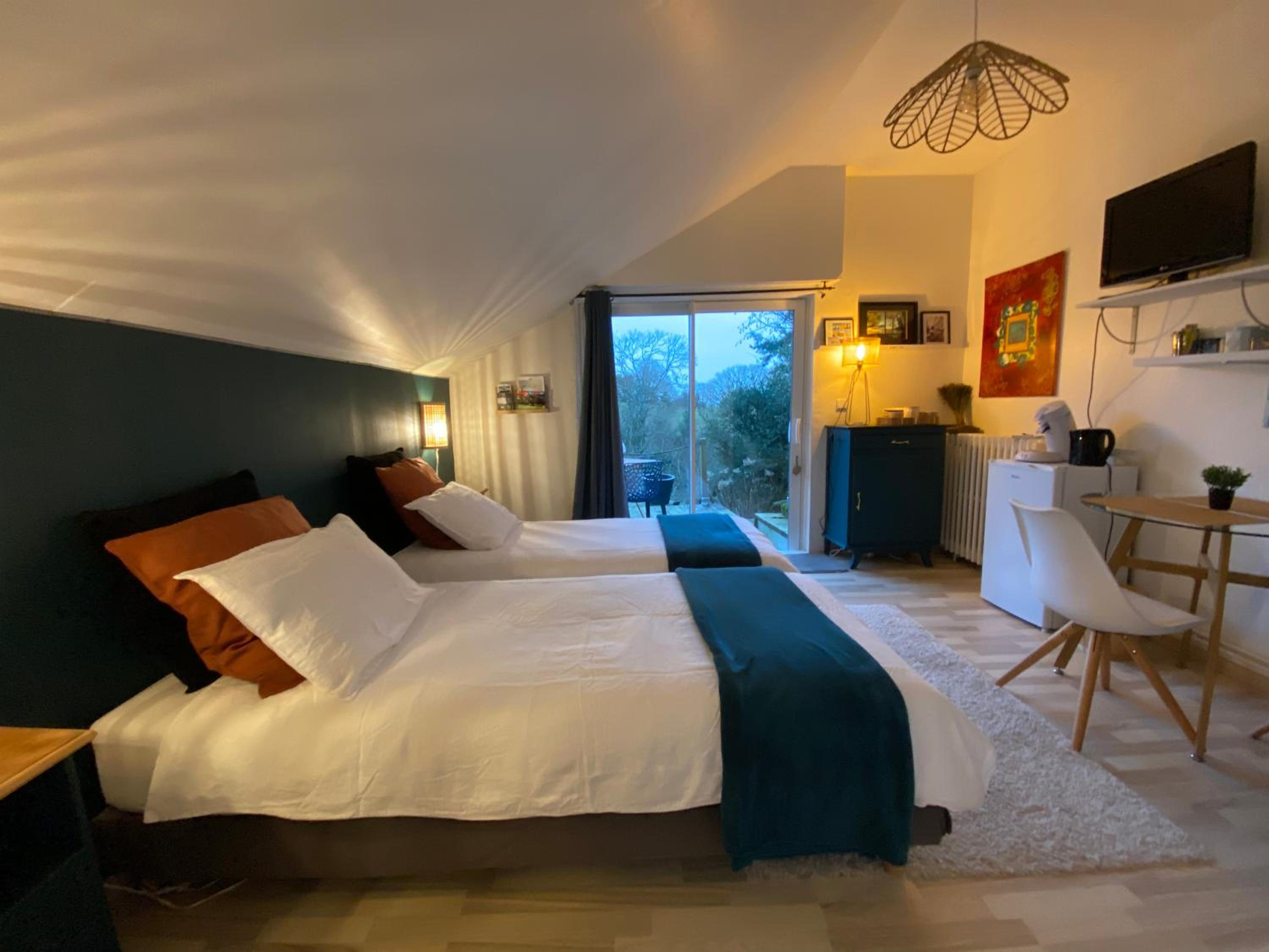 la chambre d hotes de marie indépendante et sa terrasse avec vue panoramique proche alpes mancelles view 3
