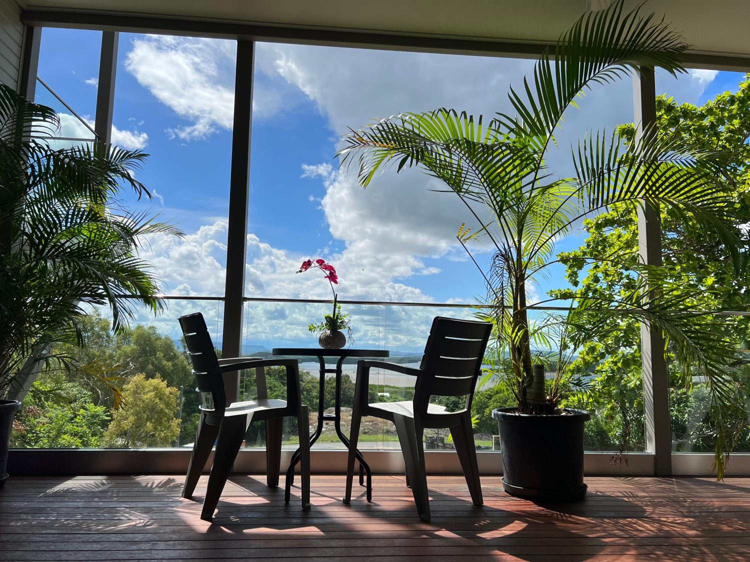 The Orchid Suite - 2 Bed 1 Bath Apartment in Cooktown