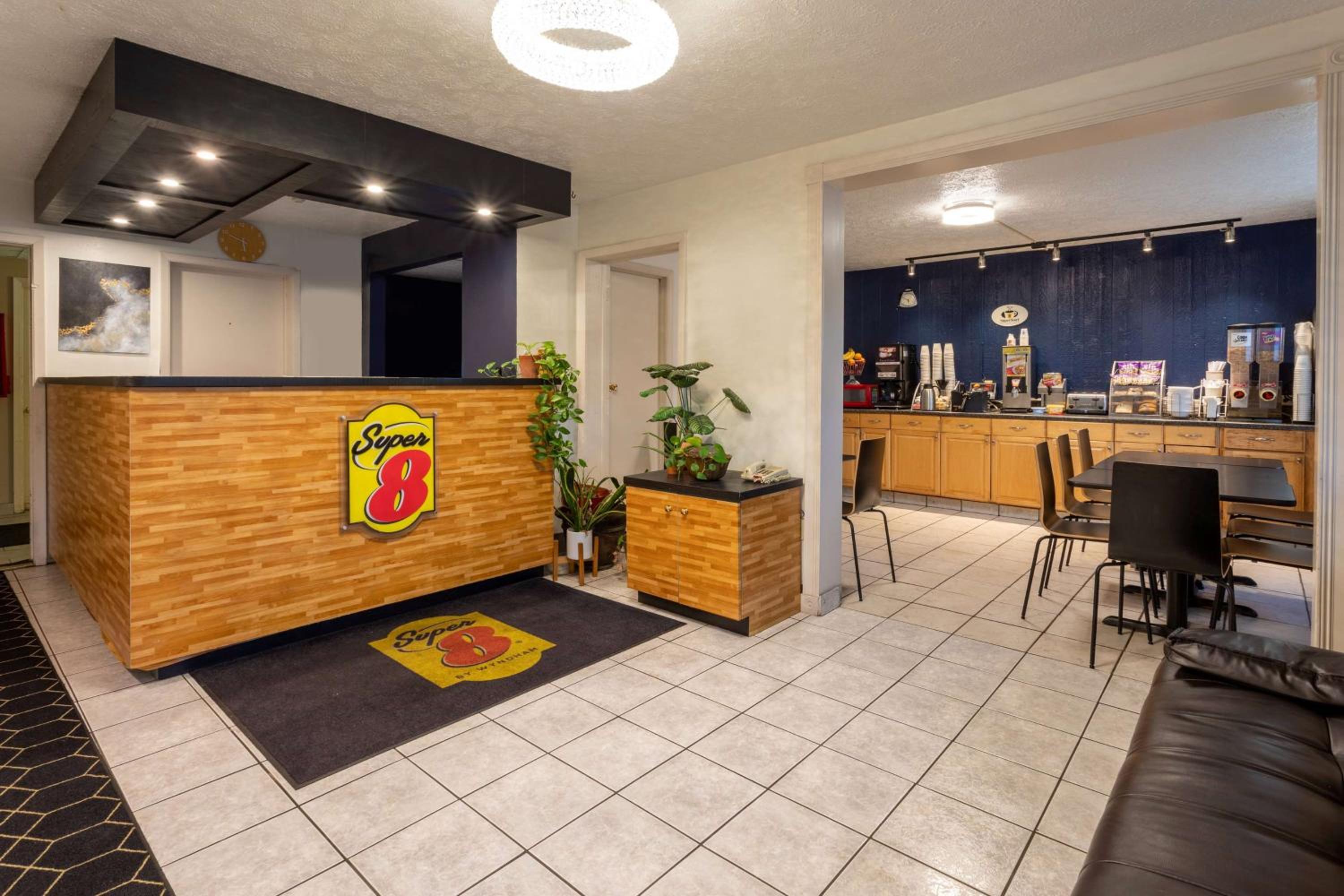 Super 8 by Wyndham Wooster view 5