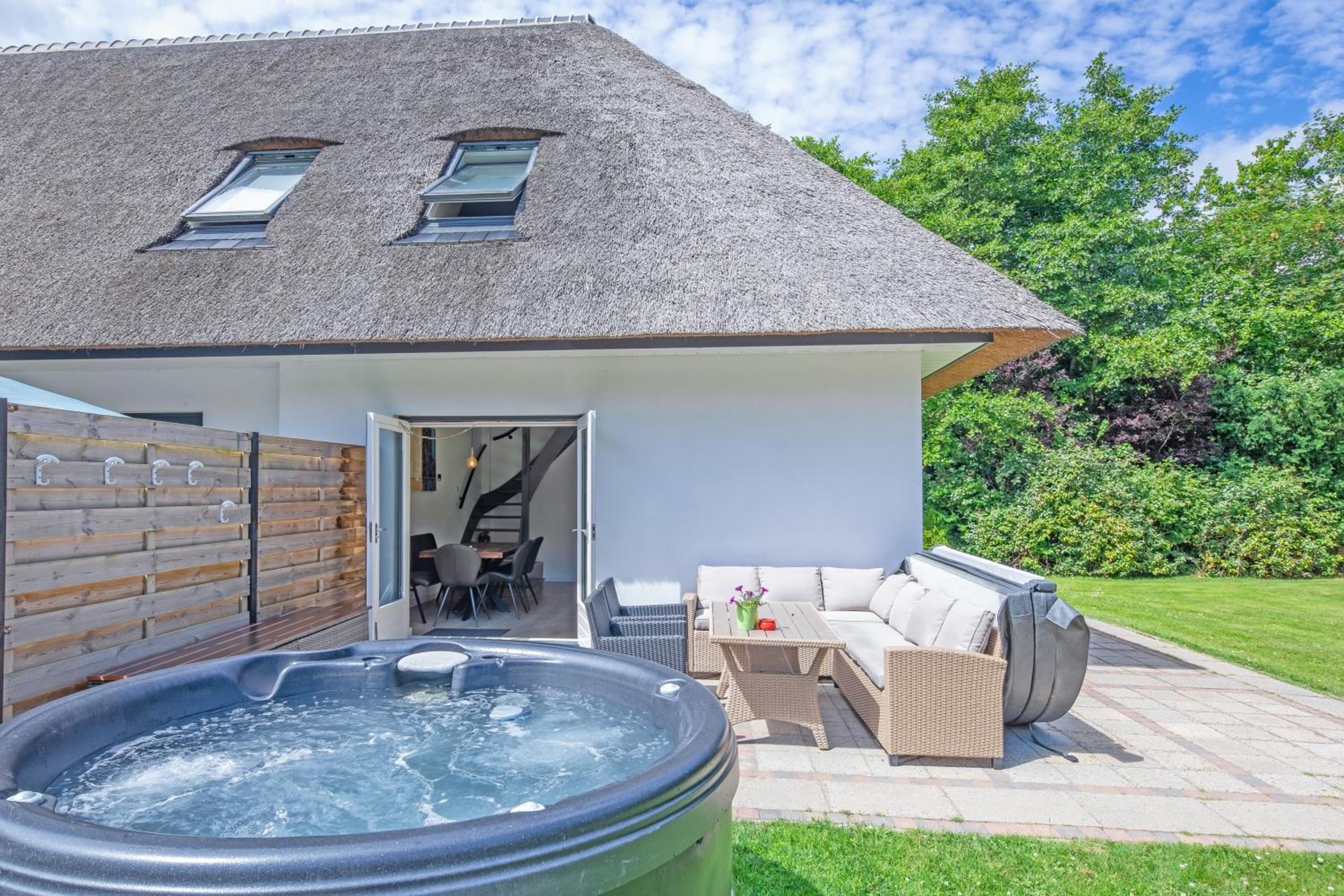 The island life texel met jacuzzi view 3