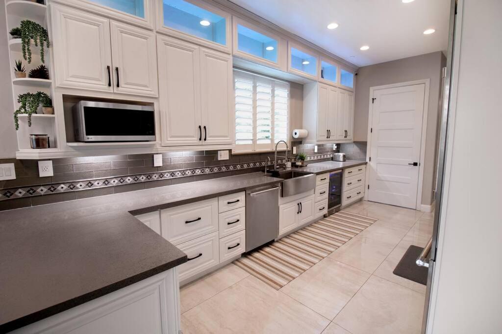 Luxurious Brownstone Retreat - Walk to DT/Golden1 view 2