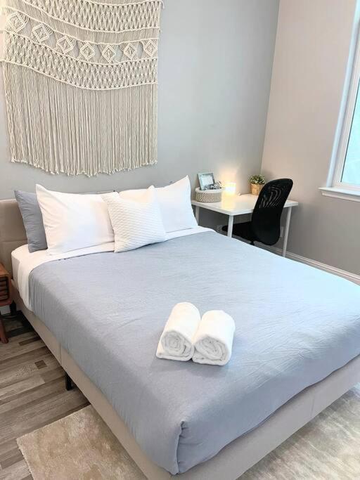 Luxurious Brownstone Retreat - Walk to DT/Golden1 view 4