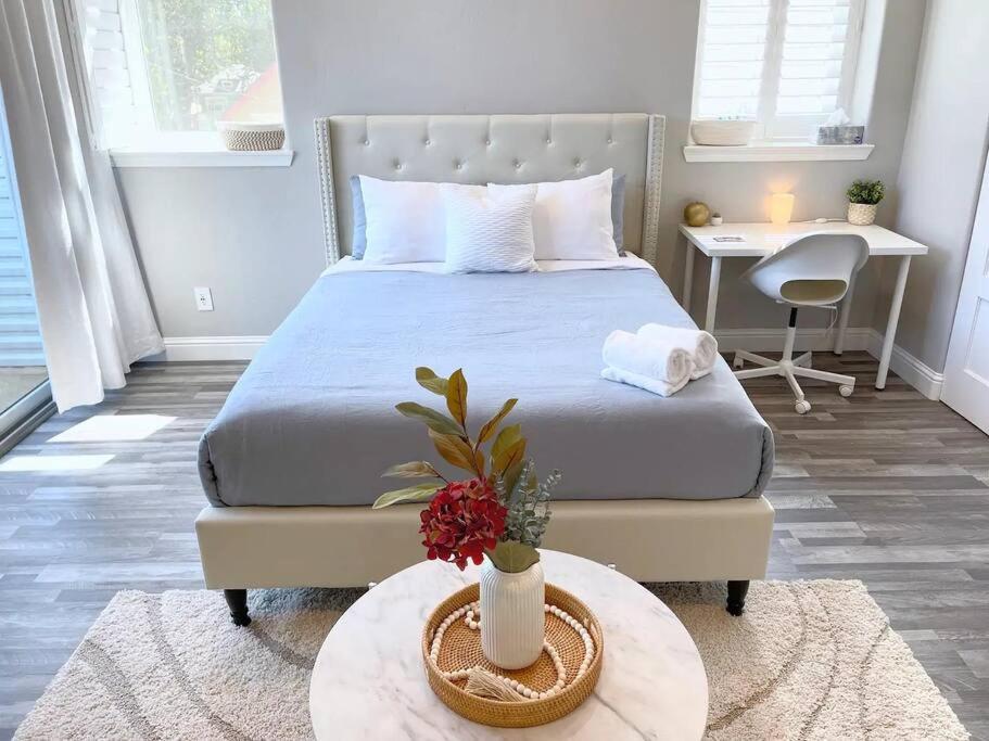 Luxurious Brownstone Retreat - Walk to DT/Golden1 view 5