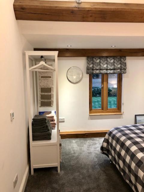 Quality Oak Barn with Hot Tub and Parking view 5