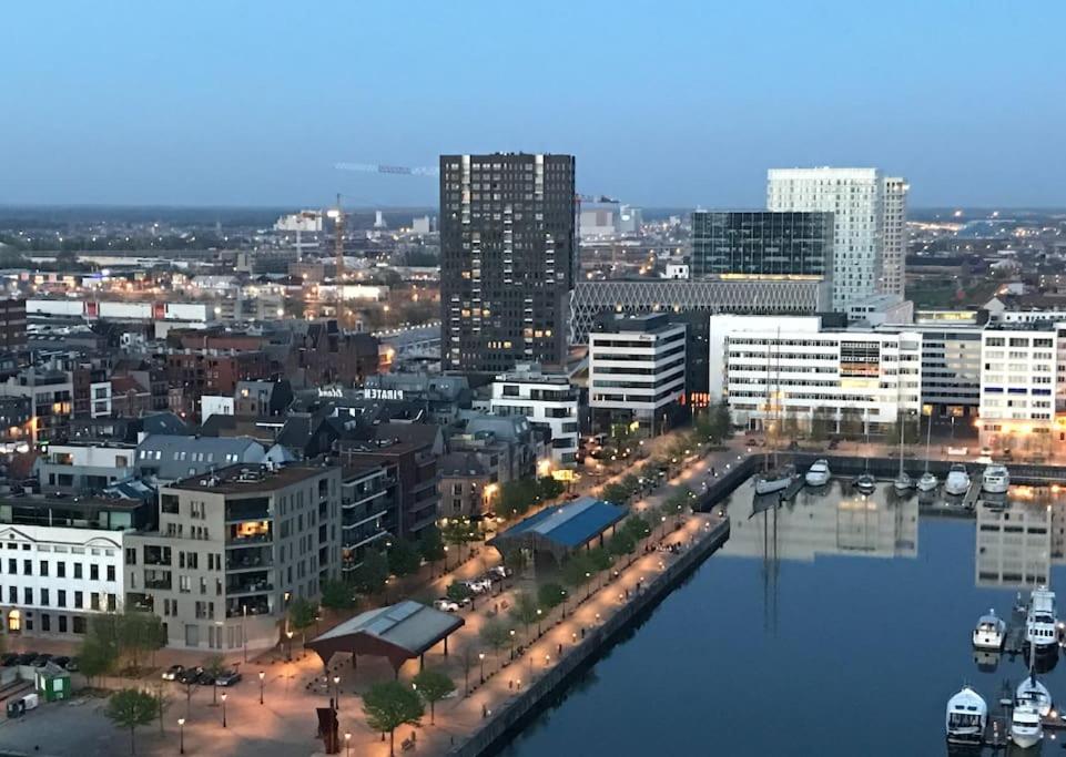 UNIEK appartement - mooiste en hoogste uitzicht op Antwerpen! - incl gratis parking