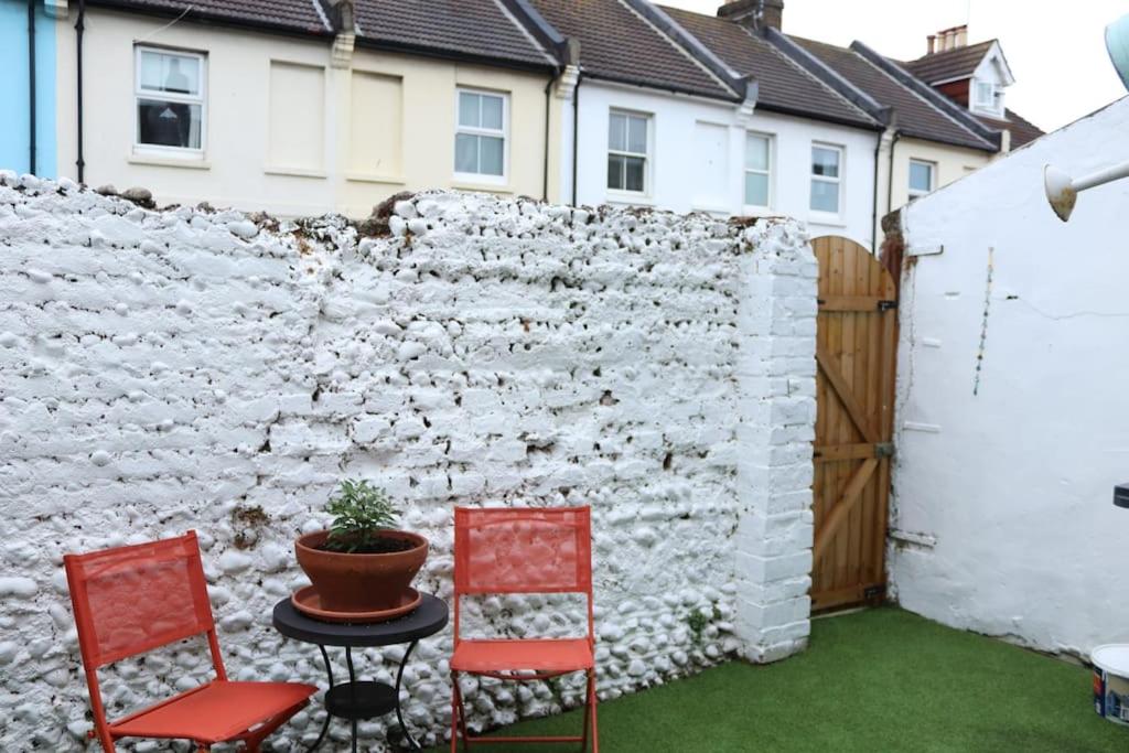 Central Worthing, 3 bedrooms, 600m from beach view 2