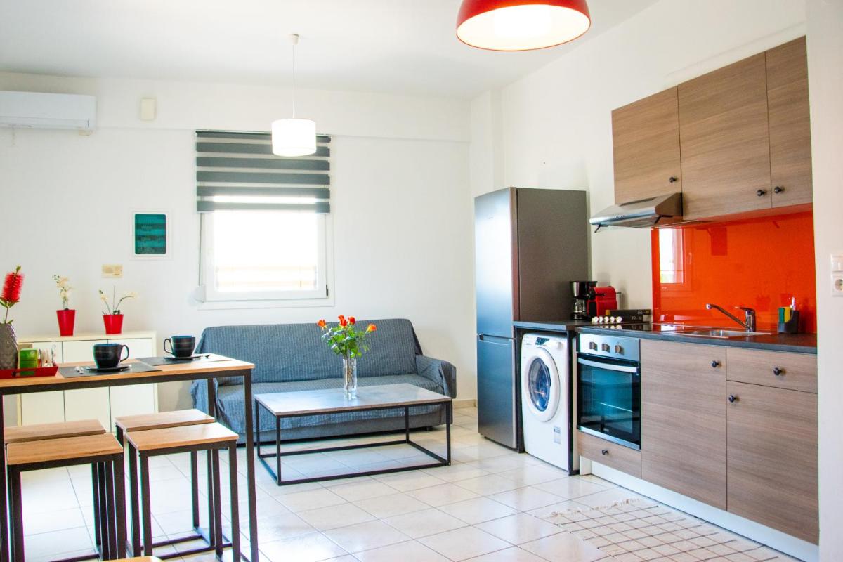 Beautiful, Brand New Apartment with Courtyard. view 3