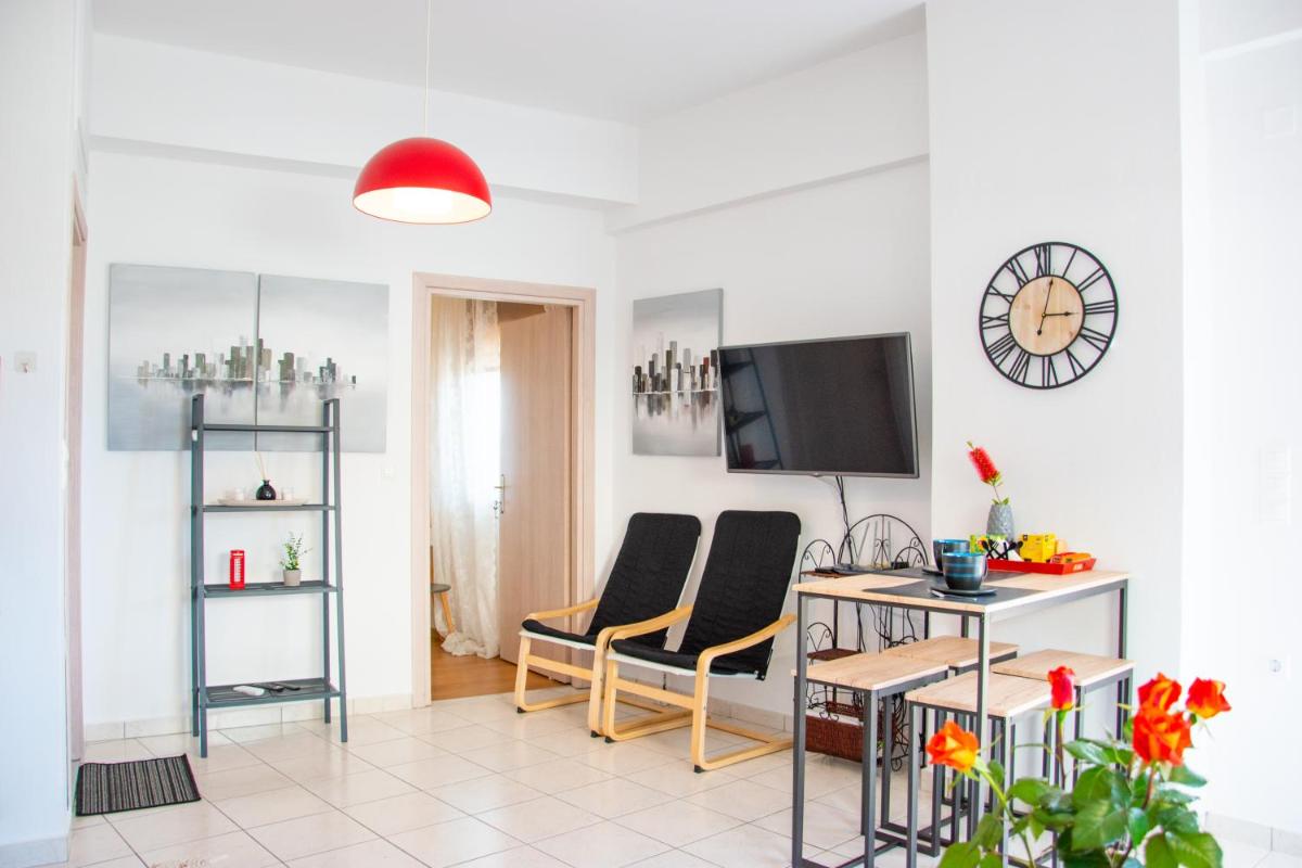 Beautiful, Brand New Apartment with Courtyard. view 4