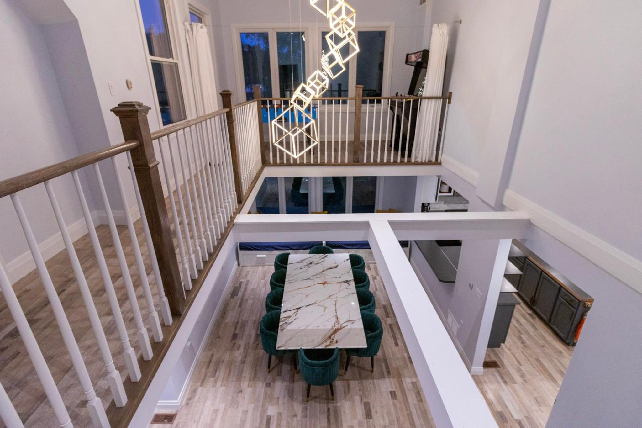 Entire Luxurious Waterfront Peninsula Cottage - 7 Bedroom with Hottub