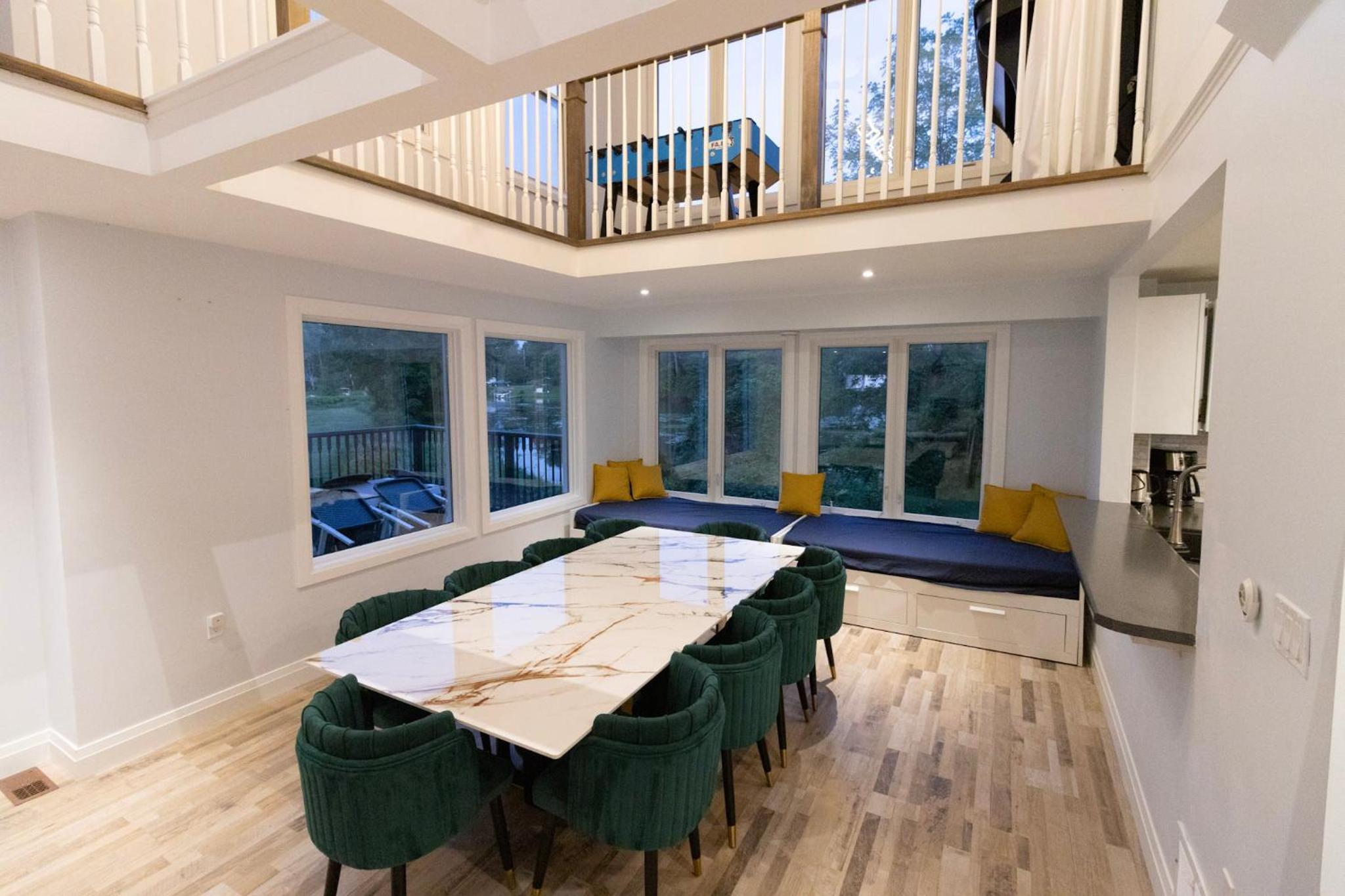 Entire Luxurious Waterfront Peninsula Cottage - 7 Bedroom with Hottub