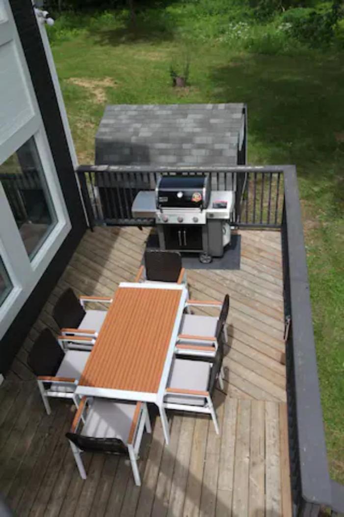 Entire Luxurious Waterfront Peninsula Cottage - 7 Bedroom with Hottub