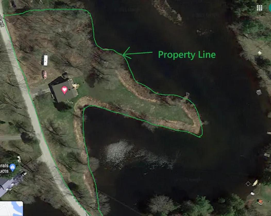 Entire Luxurious Waterfront Peninsula Cottage - 7 Bedroom with Hottub