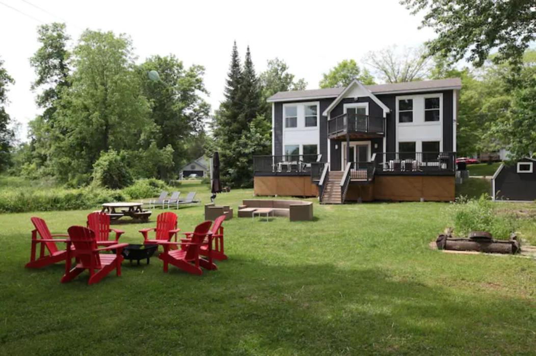 Entire Luxurious Waterfront Peninsula Cottage - 7 Bedroom with Hottub