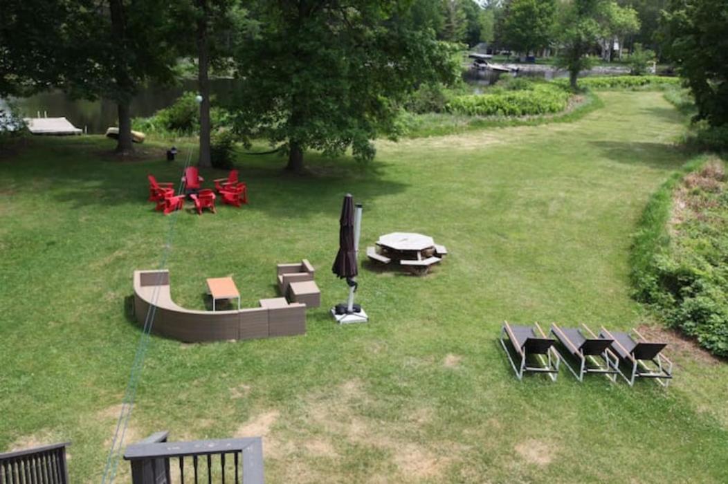 Entire Luxurious Waterfront Peninsula Cottage - 7 Bedroom with Hottub