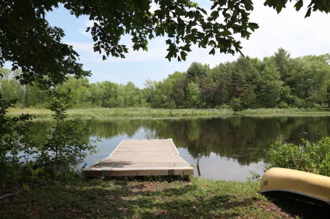 Entire Luxurious Waterfront Peninsula Cottage - 7 Bedroom with Hottub