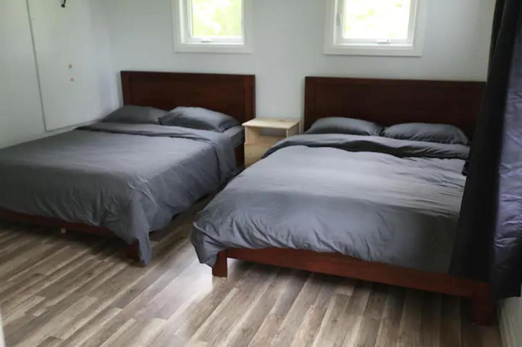 Entire Luxurious Waterfront Peninsula Cottage - 7 Bedroom with Hottub