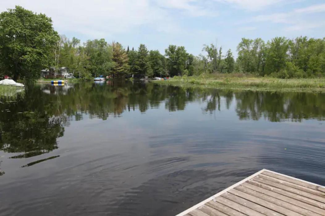 Entire Luxurious Waterfront Peninsula Cottage - 7 Bedroom with Hottub