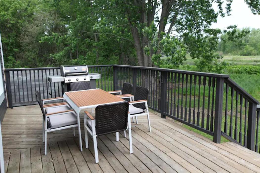 Entire Luxurious Waterfront Peninsula Cottage - 7 Bedroom with Hottub