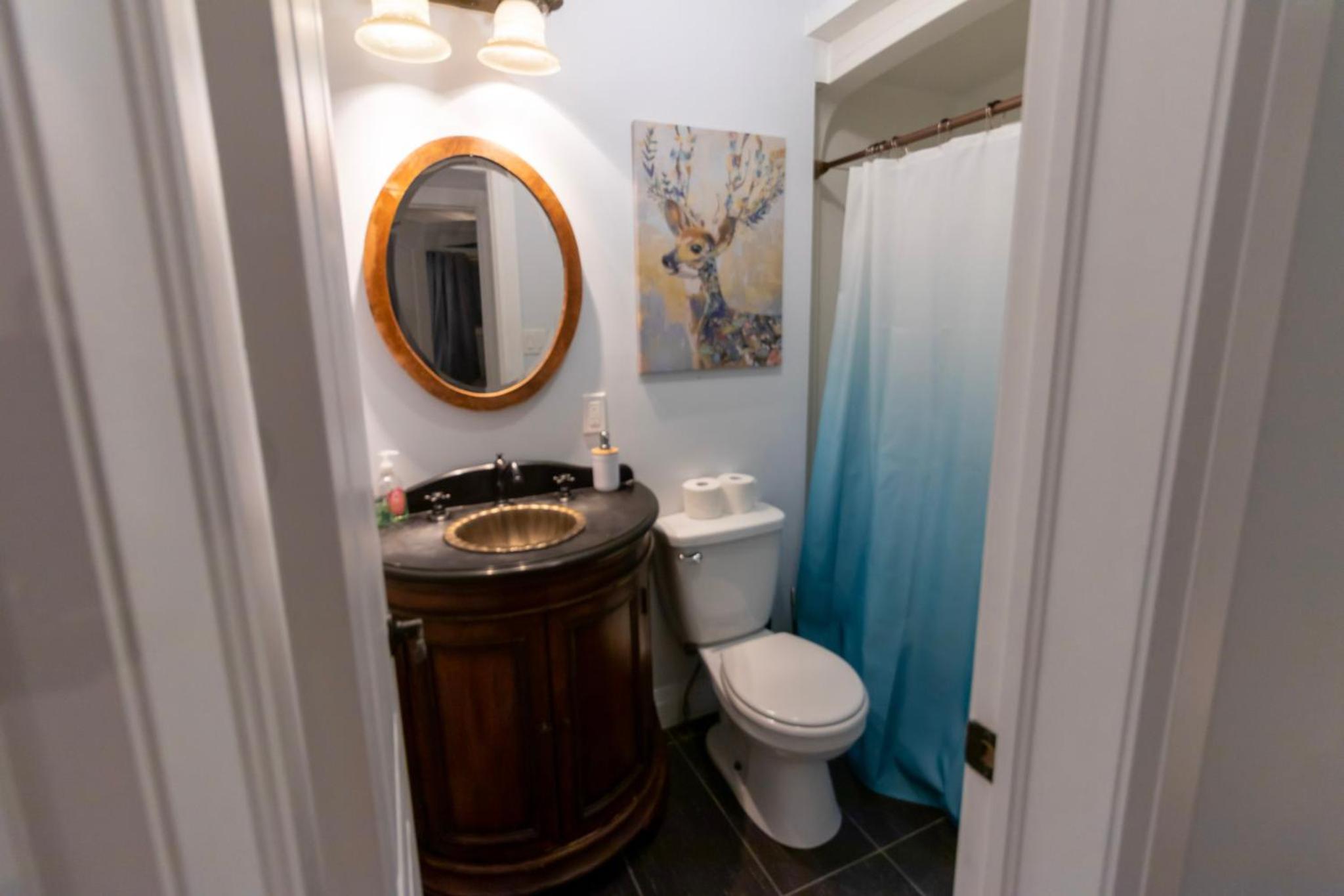 Entire Luxurious Waterfront Peninsula Cottage - 7 Bedroom with Hottub