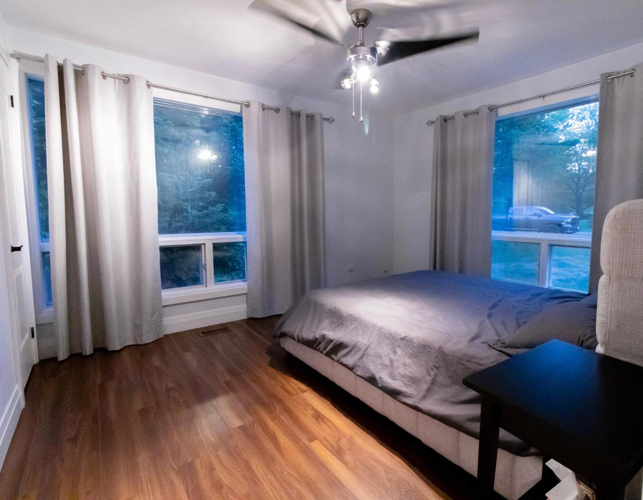 Entire Luxurious Waterfront Peninsula Cottage - 7 Bedroom with Hottub