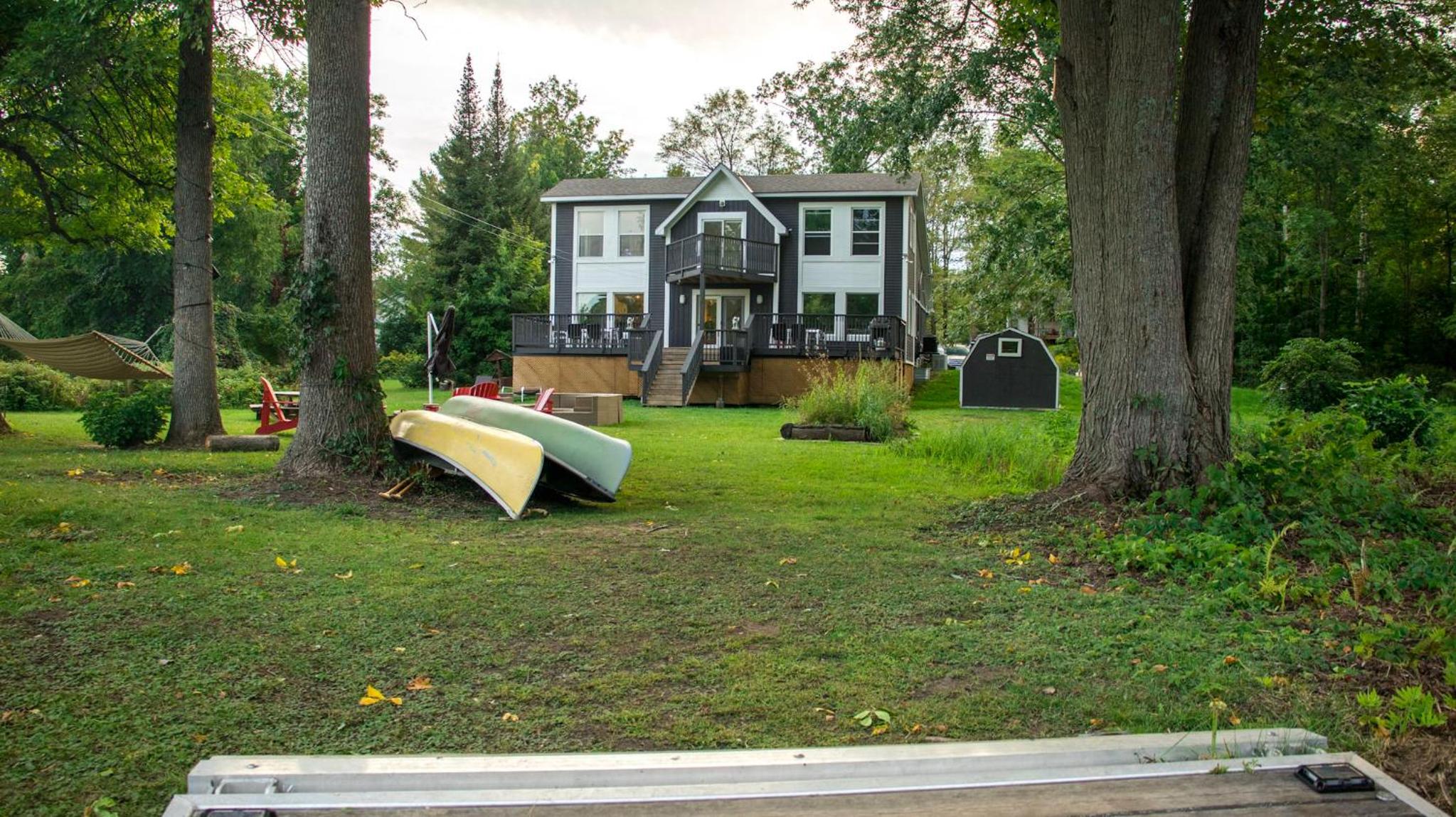 Entire Luxurious Waterfront Peninsula Cottage - 7 Bedroom with Hottub