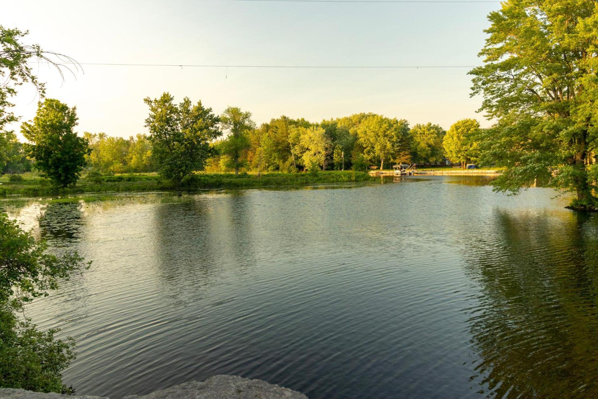 Entire Luxurious Waterfront Peninsula Cottage - 7 Bedroom with Hottub