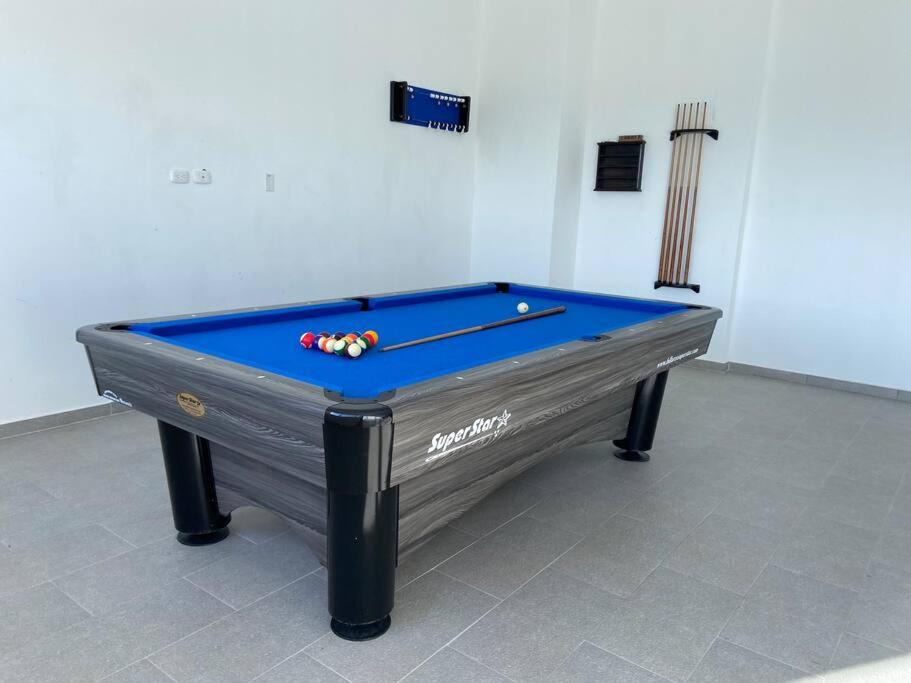 Modern well-equipped 4 PPL condo/5 MIN beach walk