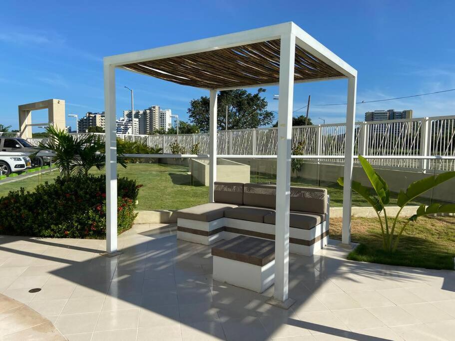 Modern well-equipped 4 PPL condo/5 MIN beach walk