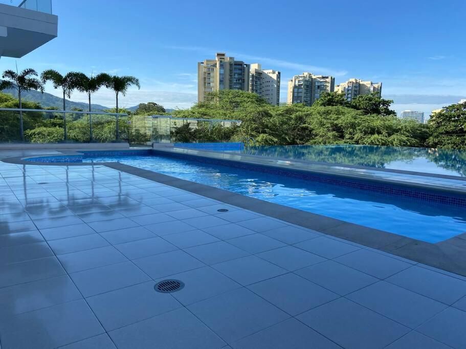 Modern well-equipped 4 PPL condo/5 MIN beach walk
