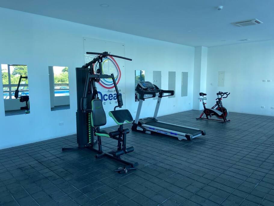 Modern well-equipped 4 PPL condo/5 MIN beach walk