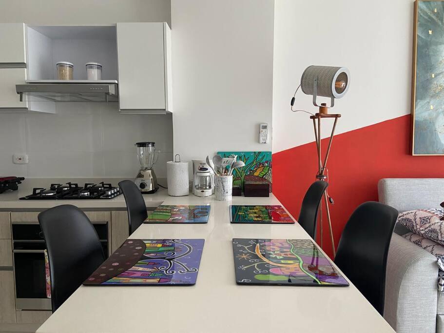Modern well-equipped 4 PPL condo/5 MIN beach walk