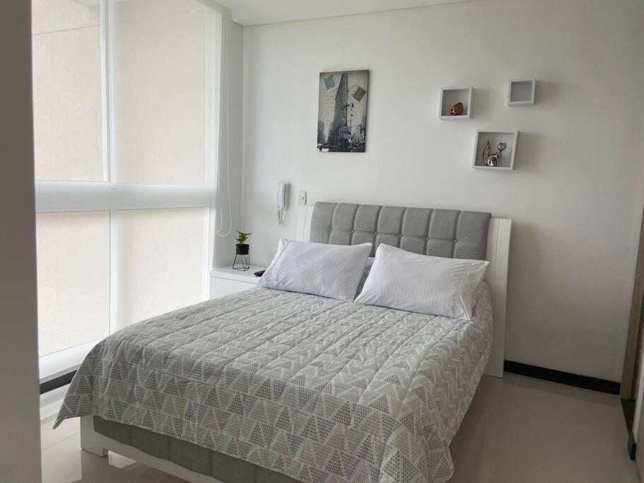 Modern well-equipped 4 PPL condo/5 MIN beach walk