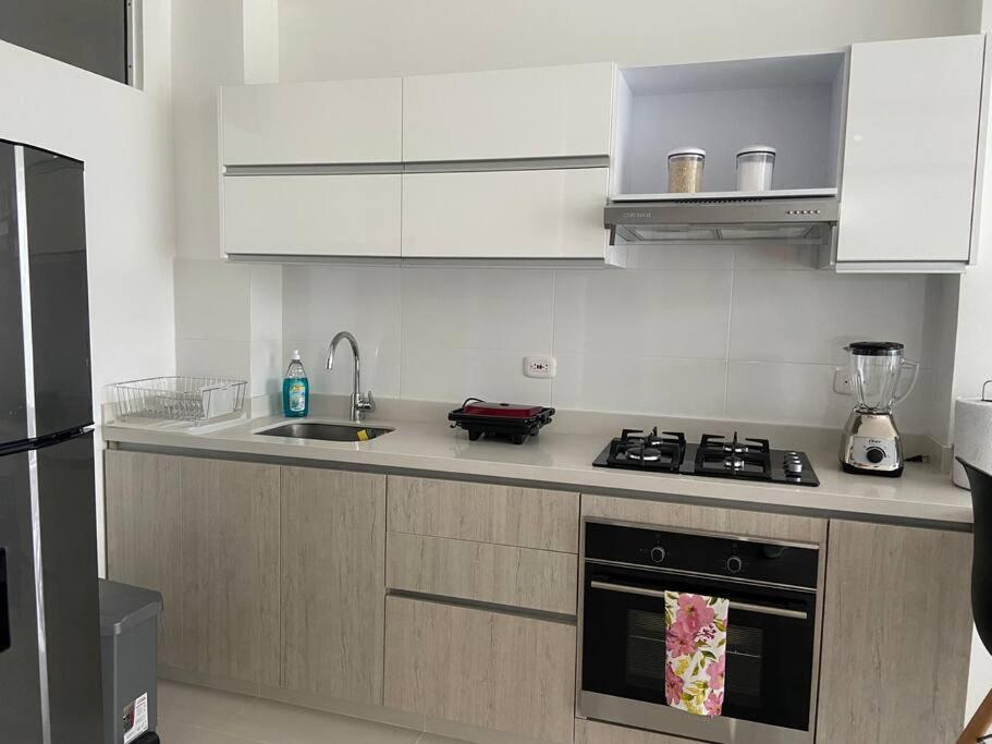 Modern well-equipped 4 PPL condo/5 MIN beach walk