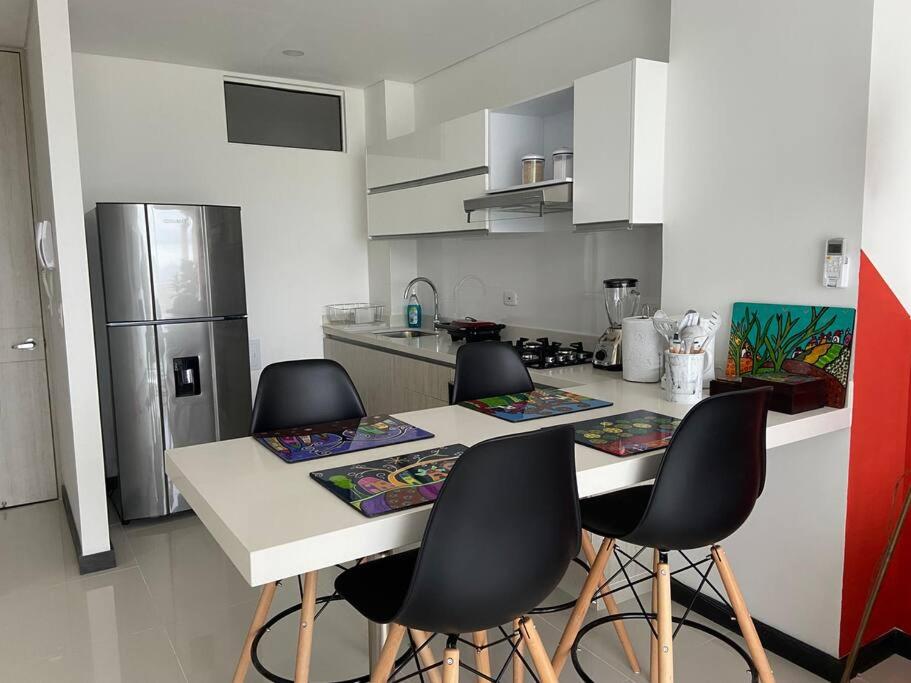 Modern well-equipped 4 PPL condo/5 MIN beach walk