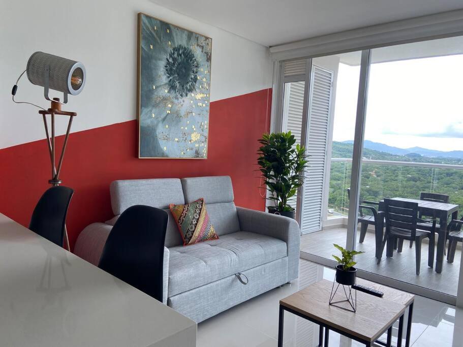 Modern well-equipped 4 PPL condo/5 MIN beach walk