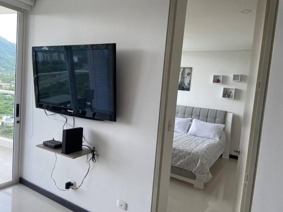 Modern well-equipped 4 PPL condo/5 MIN beach walk