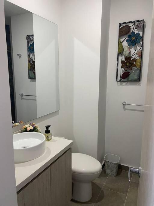 Modern well-equipped 4 PPL condo/5 MIN beach walk