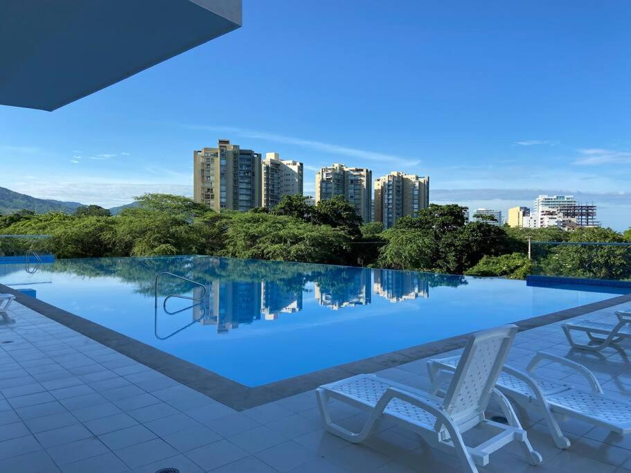 Modern well-equipped 4 PPL condo/5 MIN beach walk