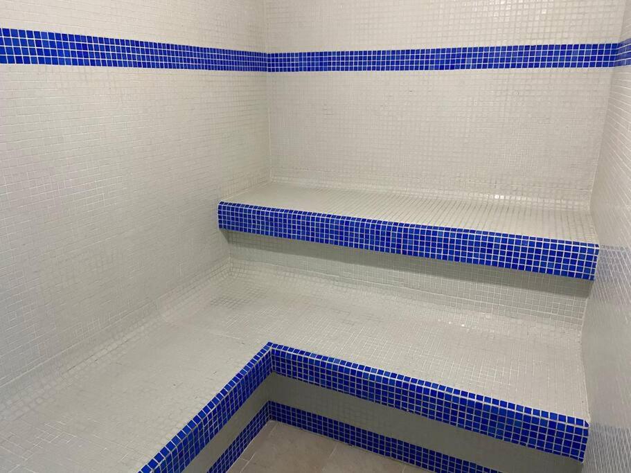 Modern well-equipped 4 PPL condo/5 MIN beach walk