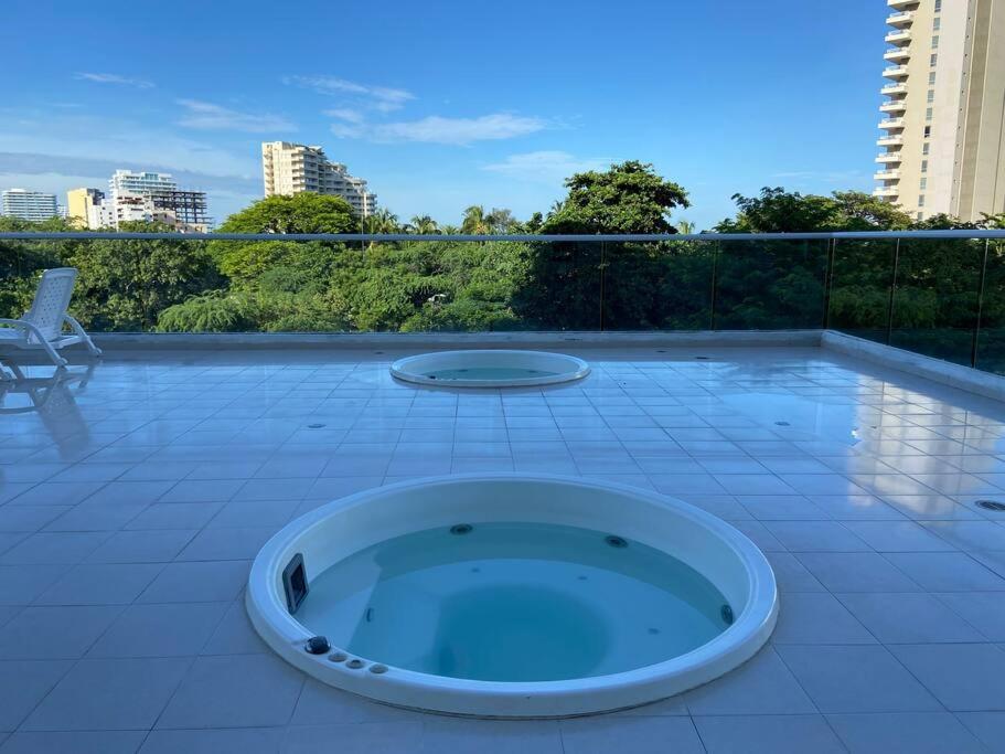 Modern well-equipped 4 PPL condo/5 MIN beach walk