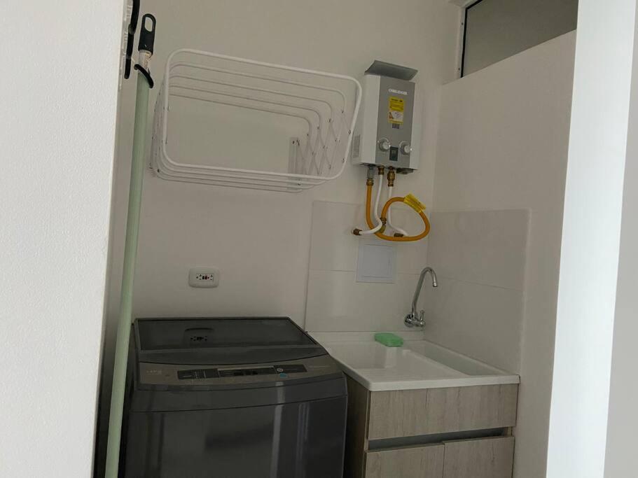 Modern well-equipped 4 PPL condo/5 MIN beach walk