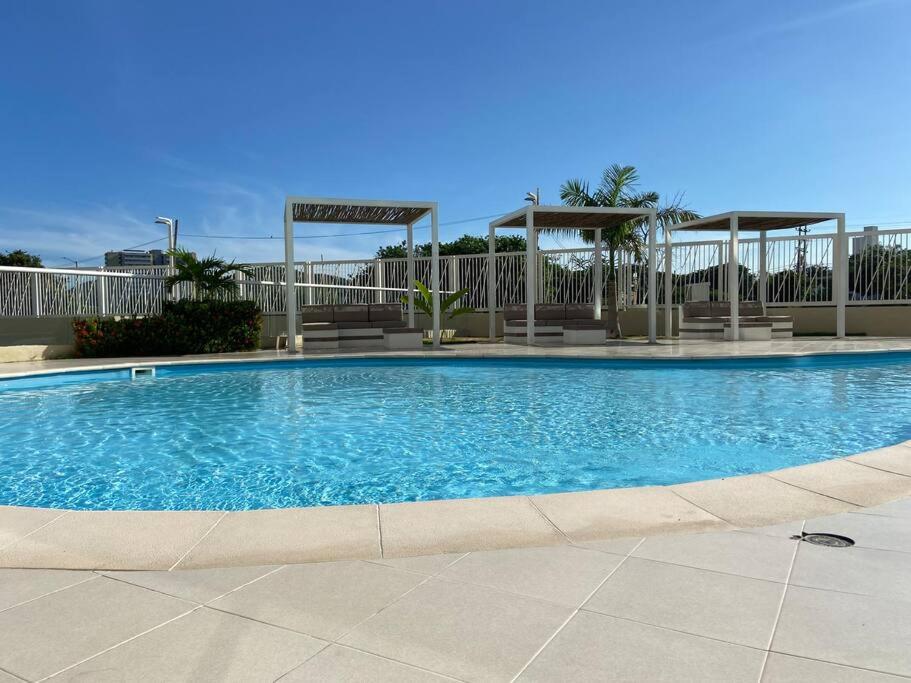Modern well-equipped 4 PPL condo/5 MIN beach walk