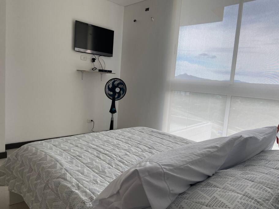 Modern well-equipped 4 PPL condo/5 MIN beach walk