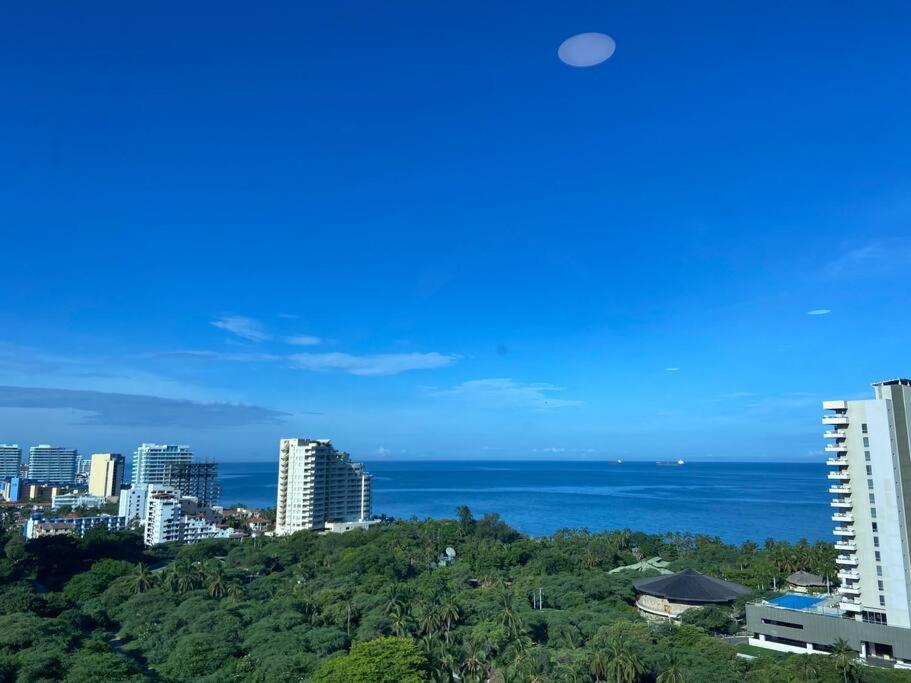 Modern well-equipped 4 PPL condo/5 MIN beach walk