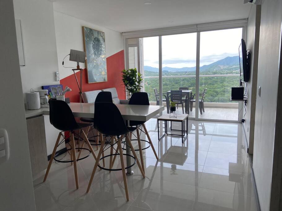 Modern well-equipped 4 PPL condo/5 MIN beach walk
